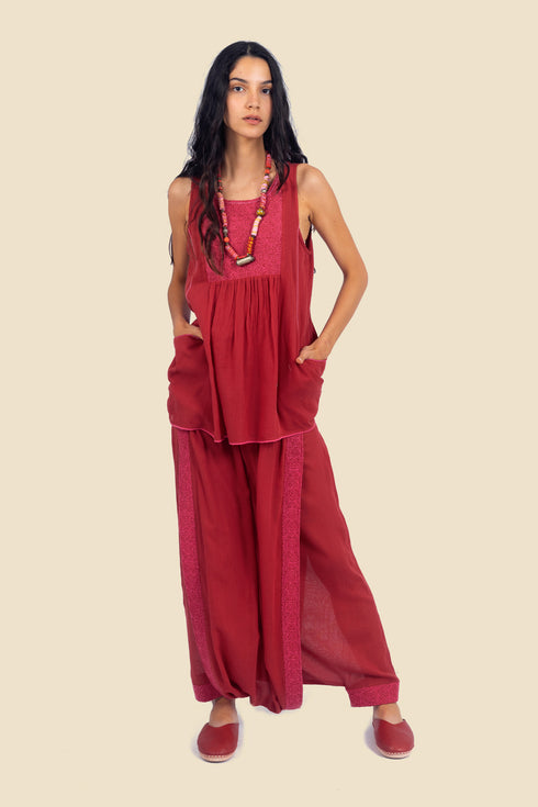 Sleeveless embroidered top in cotton gauze